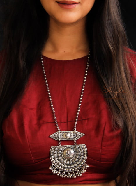 Tattva Textured Detailed Chandra Grand Necklace