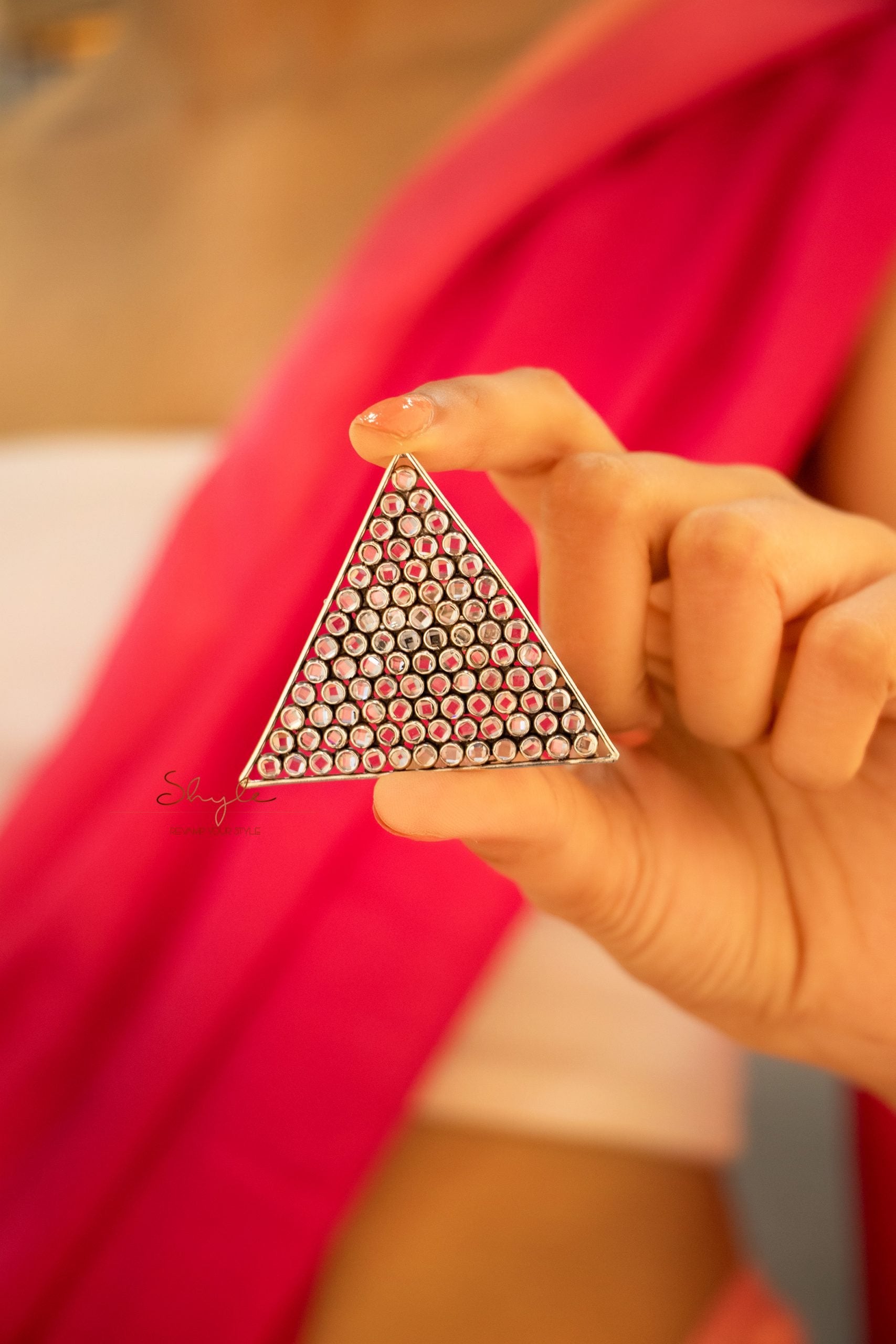 Essence Scintillating Triangle Cocktail Ring