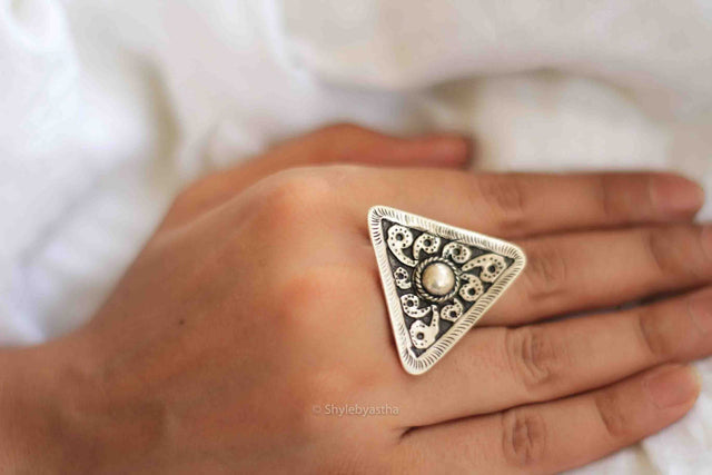 Moh Chitai Art Triangular RIng