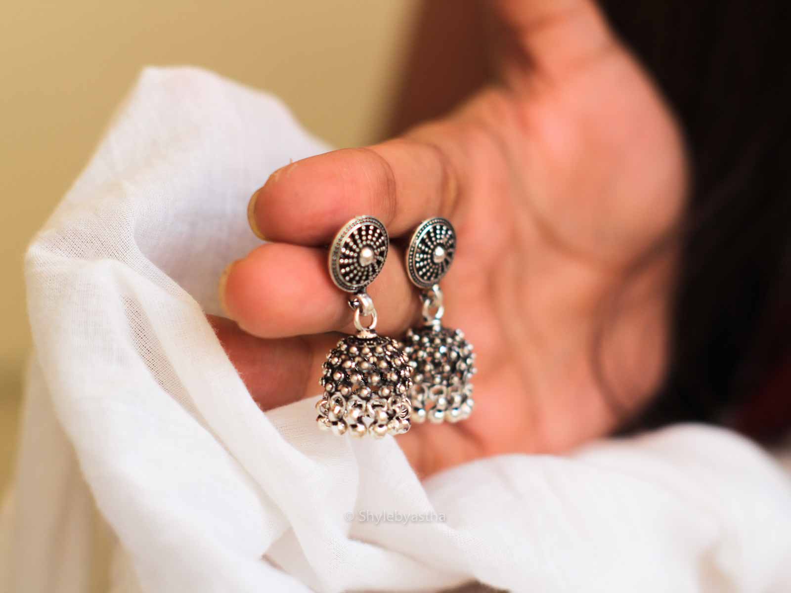 Moh Fine Daana Embossed Jhumki