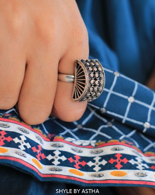 Adya Daana Art Flower Cluster Embossed Ring