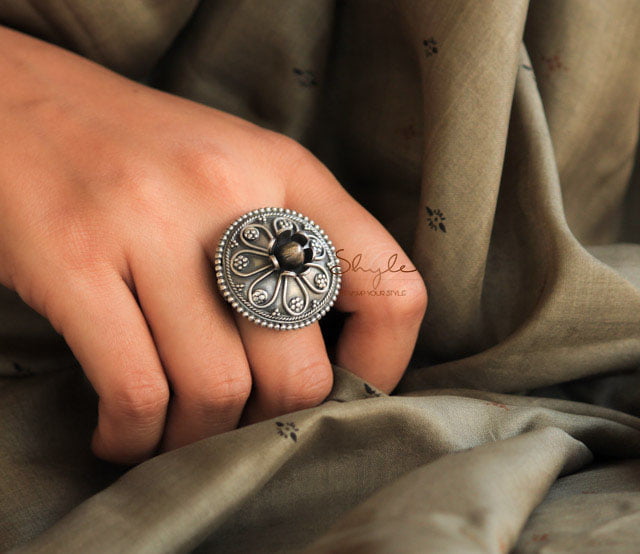 Moh Blooming Flower Detailed Embossed Ring