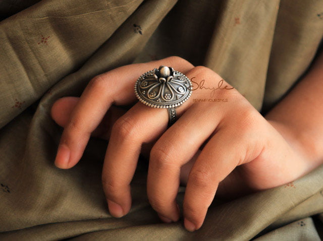 Moh Blooming Flower Detailed Embossed Ring