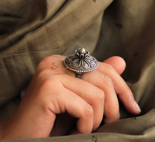 Moh Blooming Flower Detailed Embossed Ring