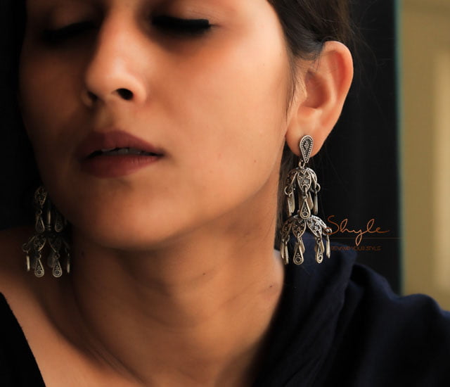 Mizoya Daana Detailed Chandelier Statement Earrings