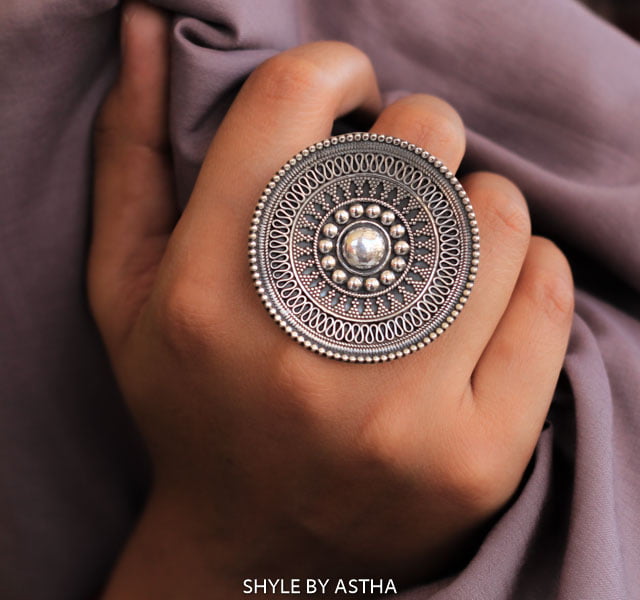Anvaya Daana Detailed Cocktail Ring