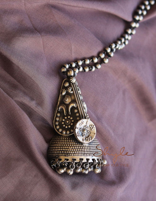 Mizoya Daana Detailed Embossed Jhumka Necklace