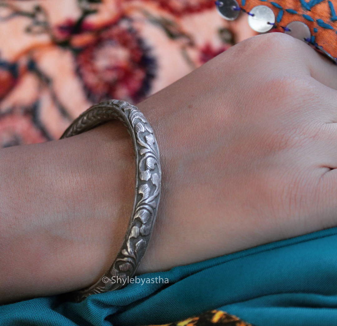 Jhumri Embossed Antique Kada