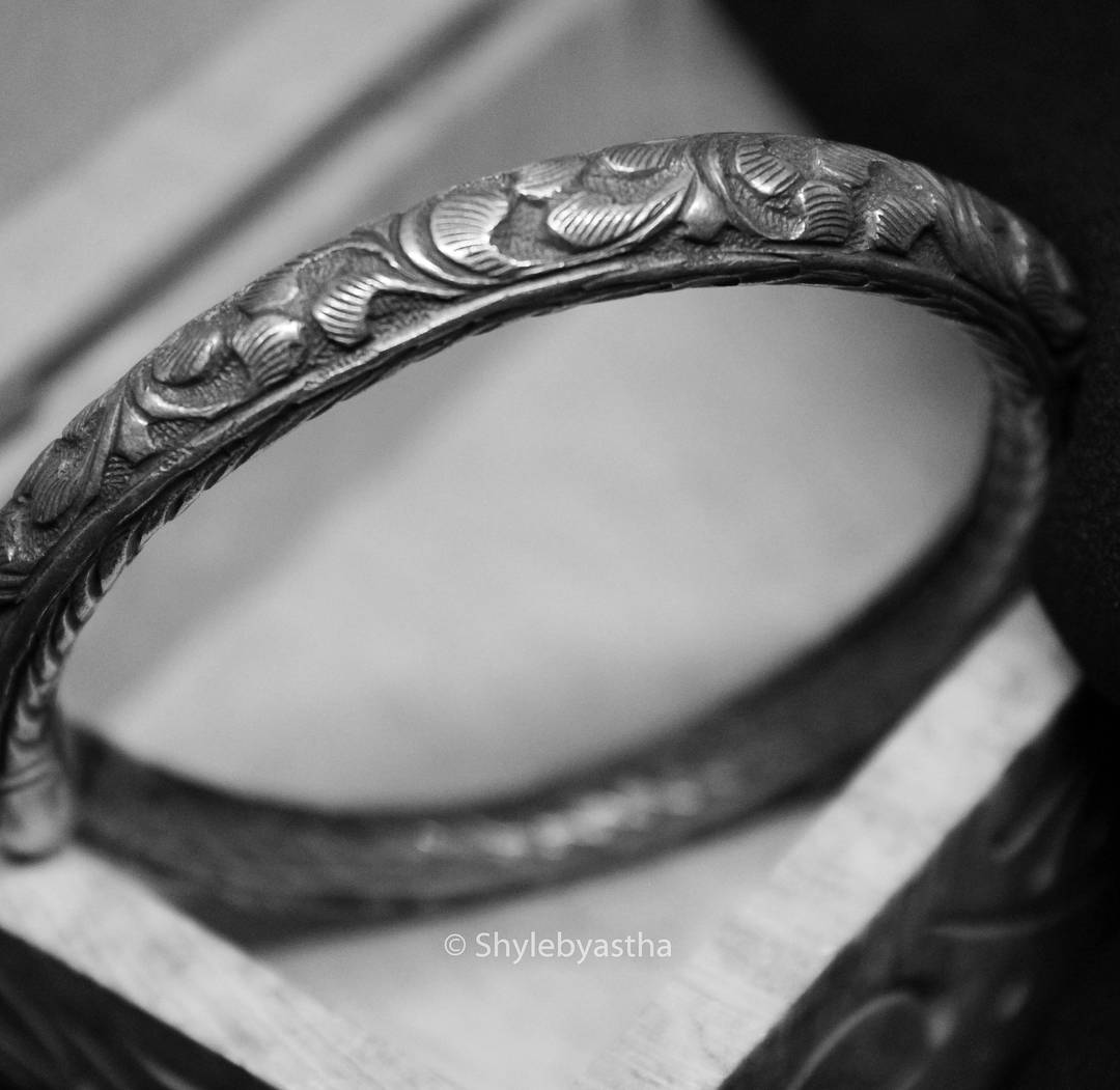 Jhumri Embossed Antique Kada