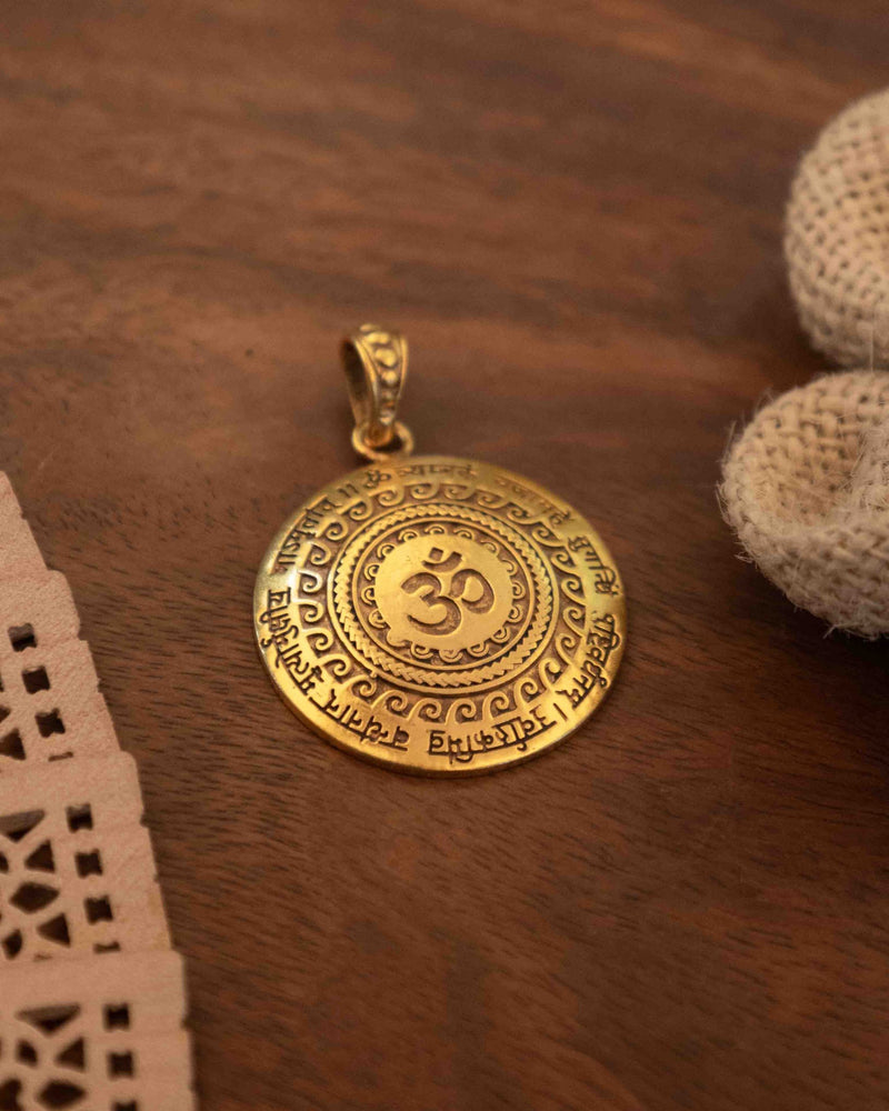 Gold-plated 925 silver Maha Mrityunjaya mantra Om pendant, alternate view