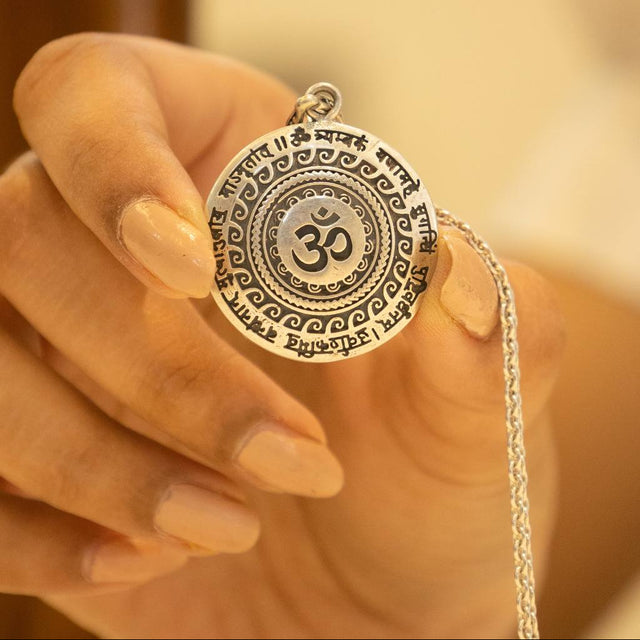 925 pure silver Maha Mrityunjaya mantra Om necklace, detail view