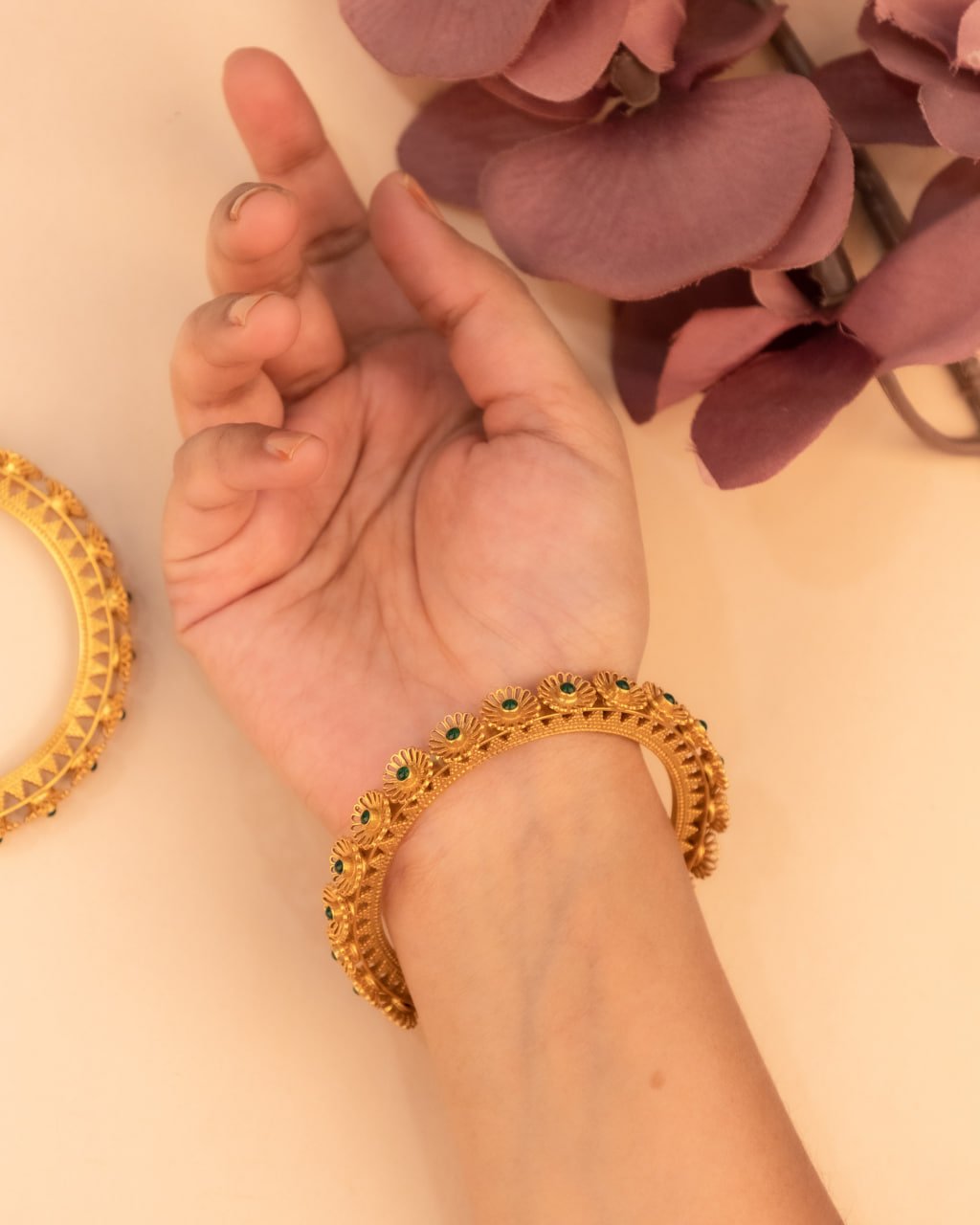 Mizoya Carved Flower Green Gold Jadau Kada