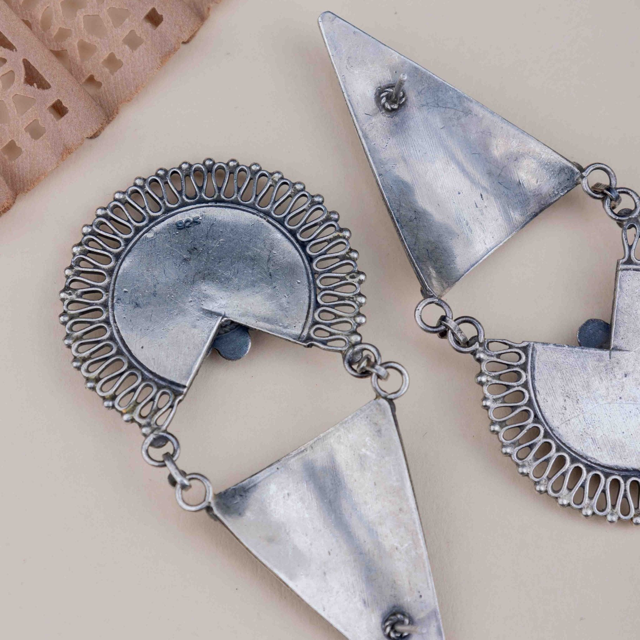 Mizoya Daana Detailed Flower Embossed Layered Earring