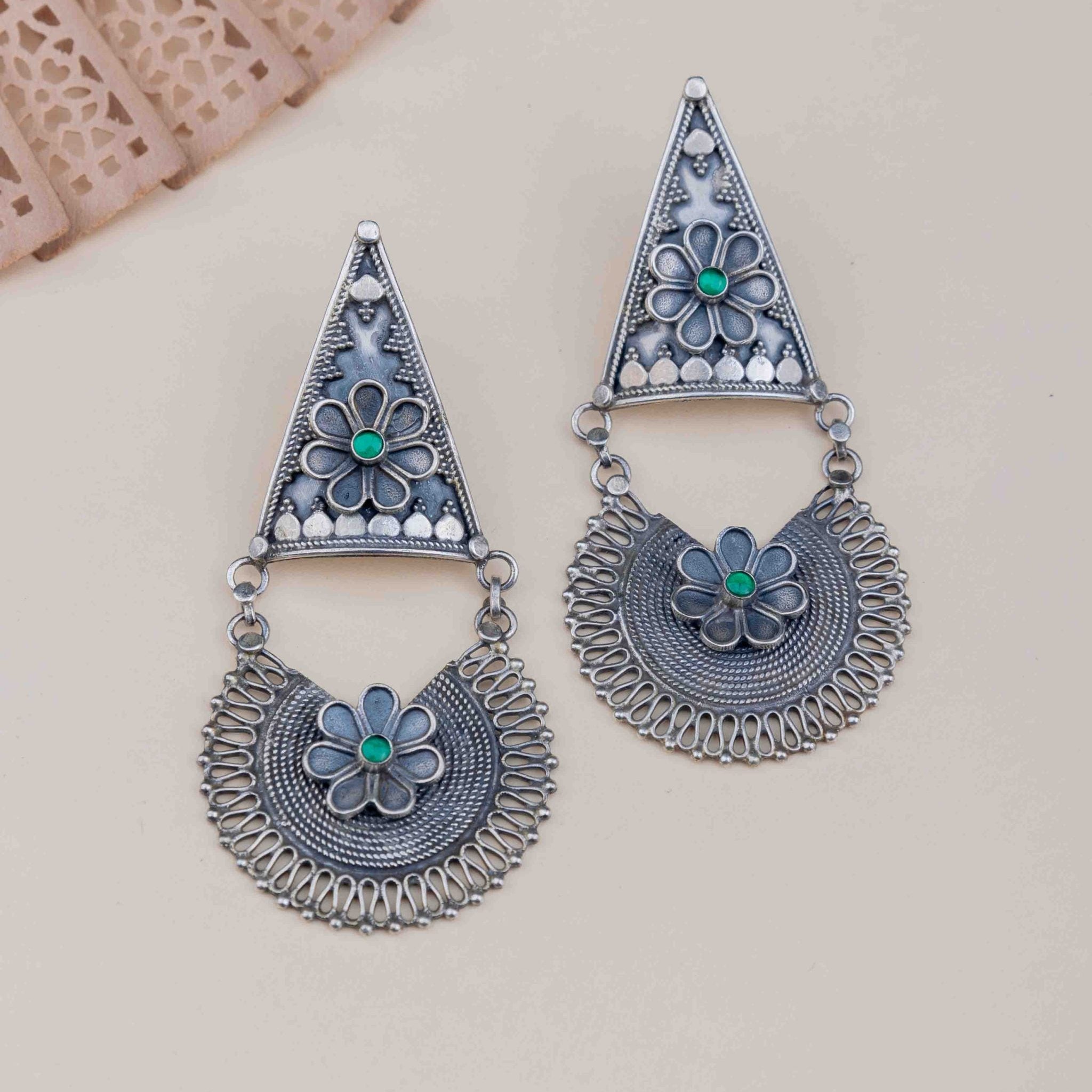 Mizoya Daana Detailed Flower Embossed Layered Earring