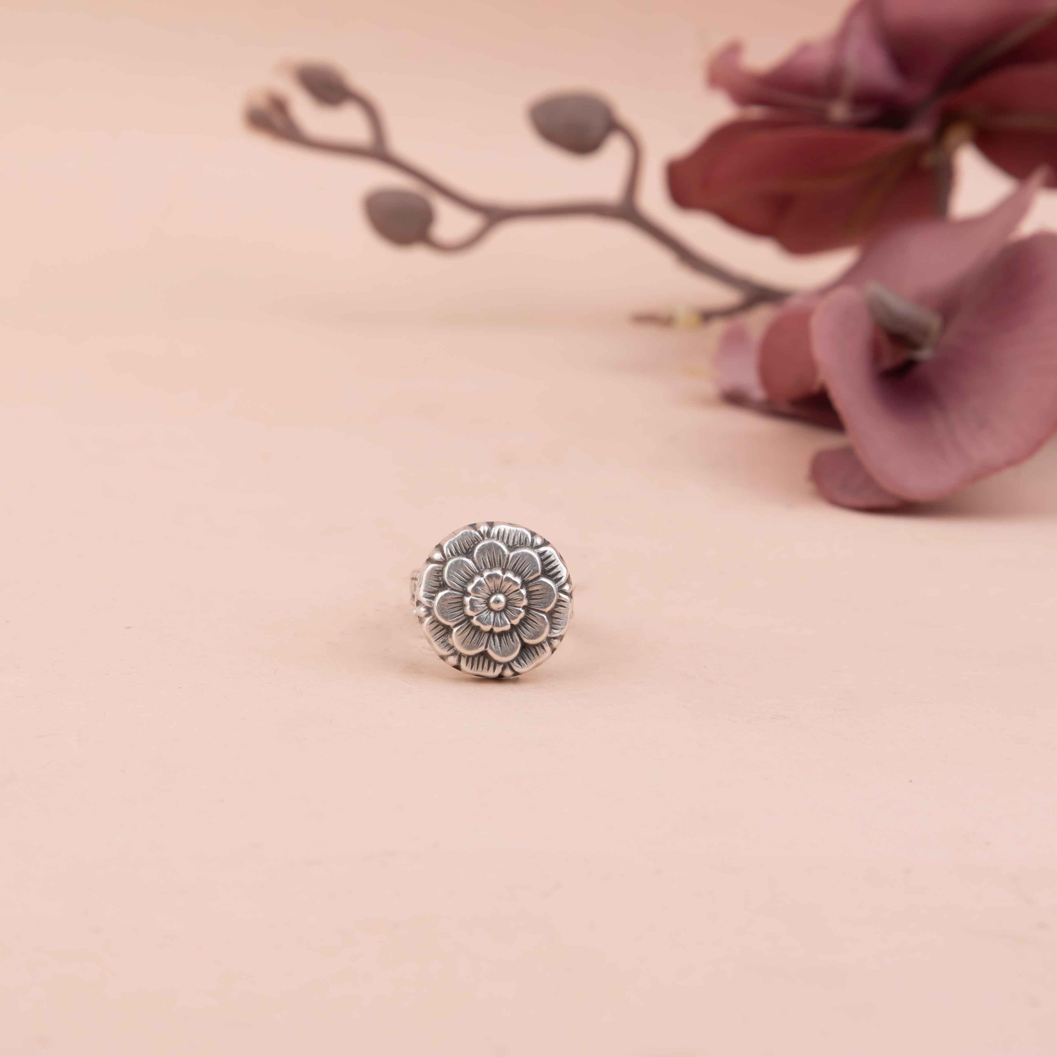 Mizoya Embossed Flower Sadabahaar Ring
