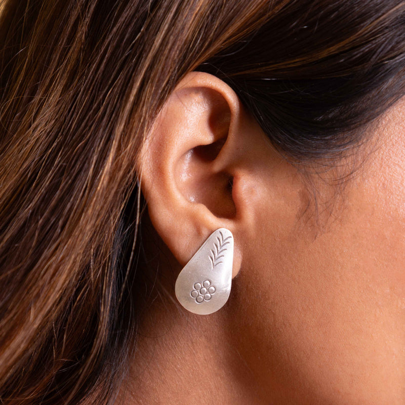 Mizoya Heirloom Leaf Drop Stud Earring