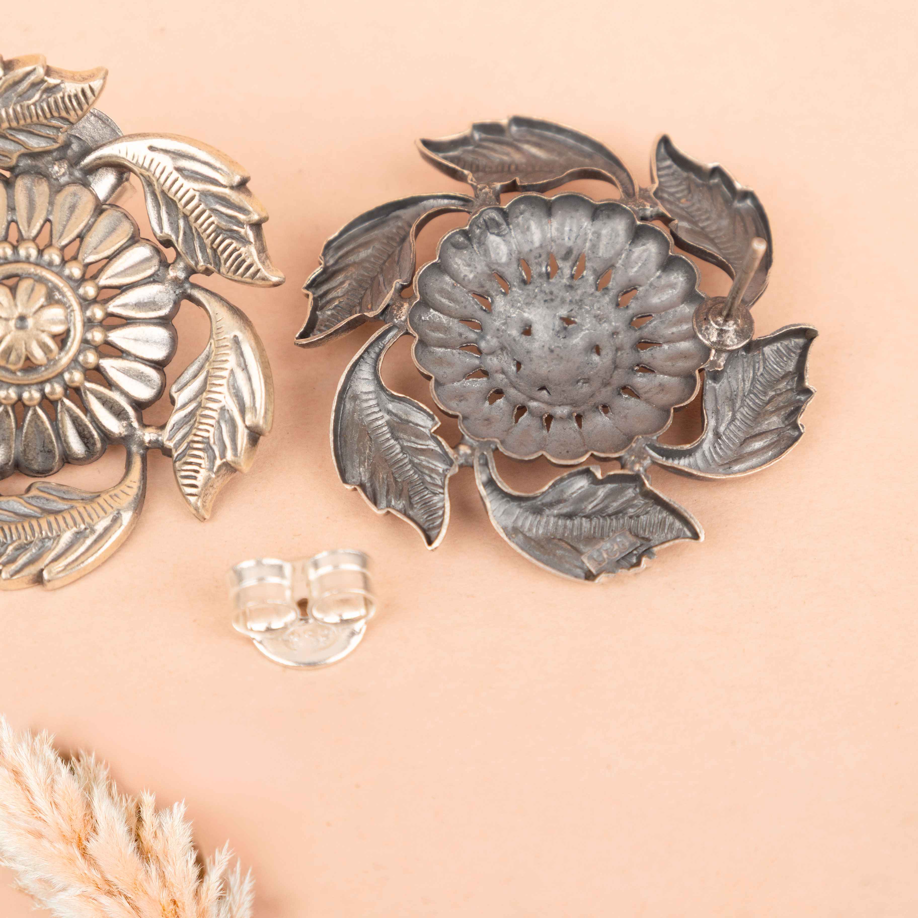 Mizoya Patti Border Classic Stud Earring