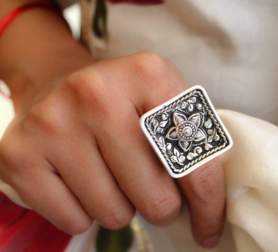 Moh Chitai Embossed Flower Ring
