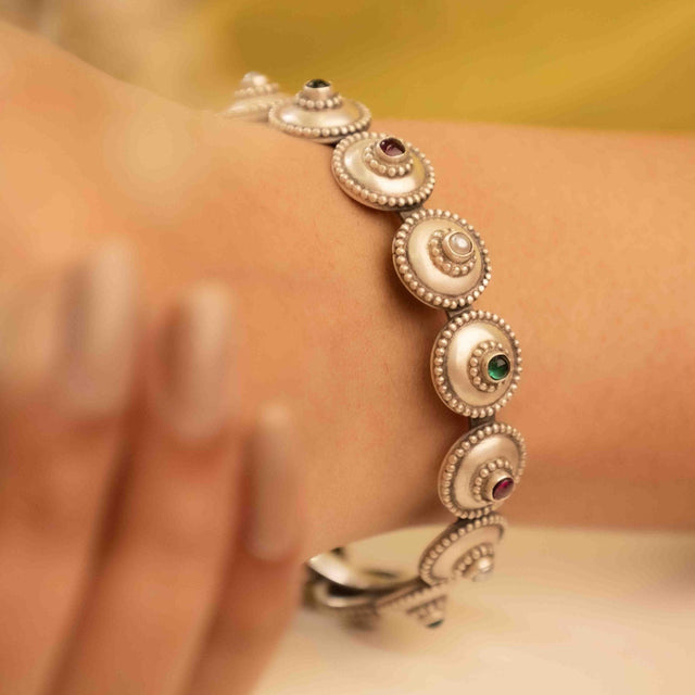 Moh Jadau Tikdi Sadabhaar Bangle