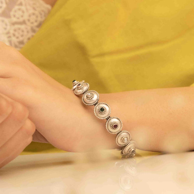Moh Jadau Tikdi Sadabhaar Bangle
