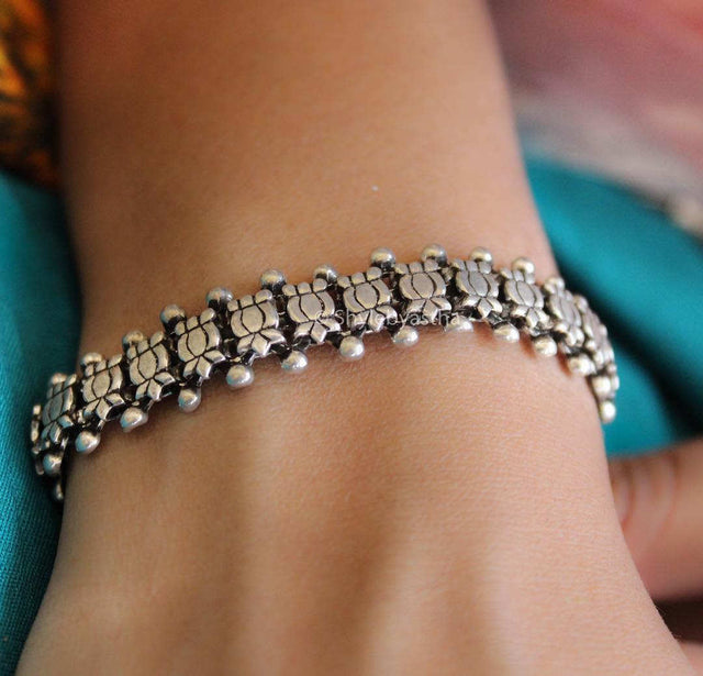 Moh Mini Lotus Bracelet