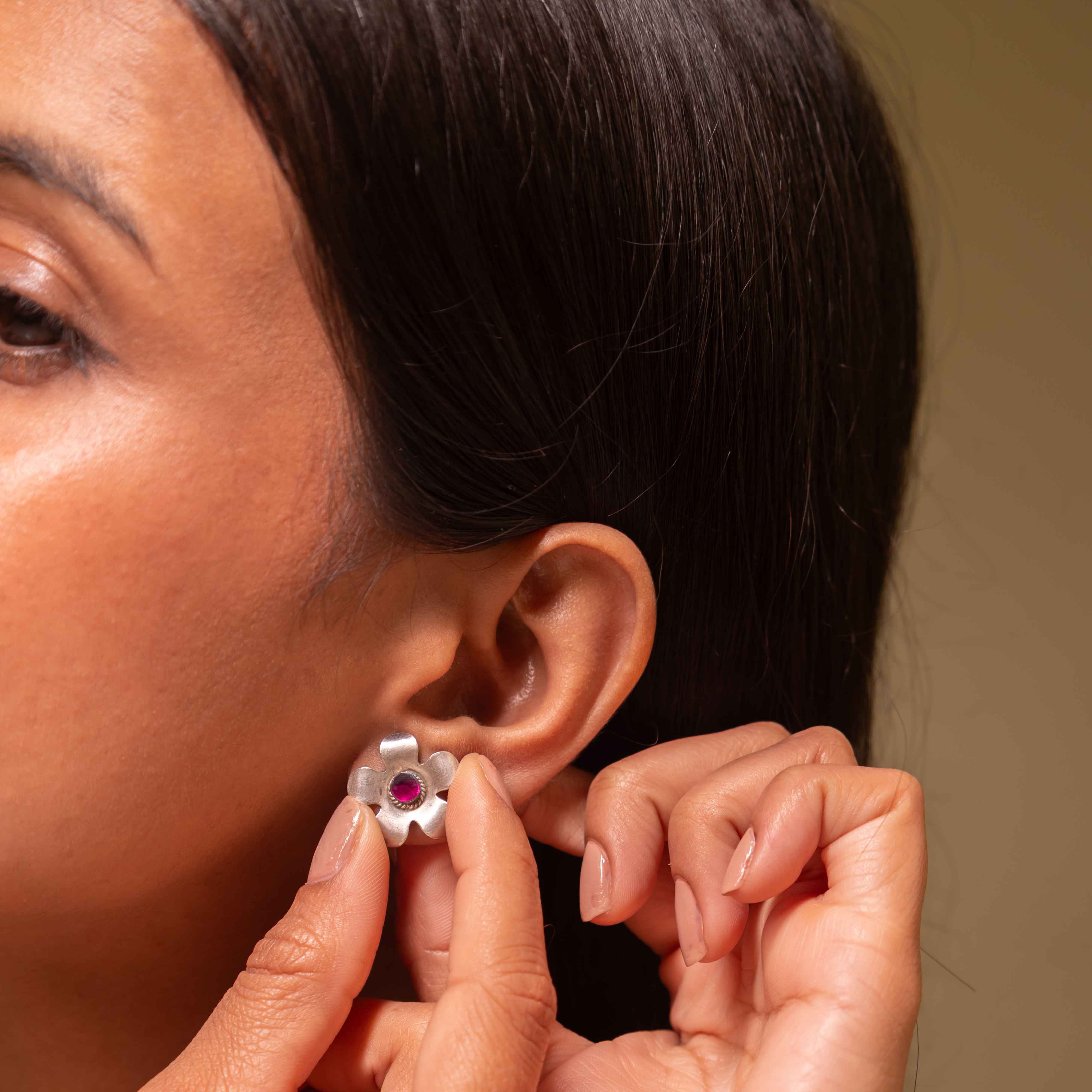 Moh Raani Stone Flower Stud Earring