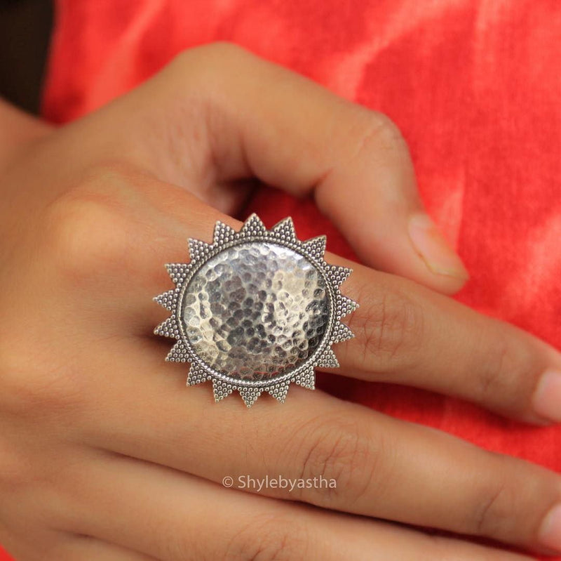 Moh Quirky Embossed Ring