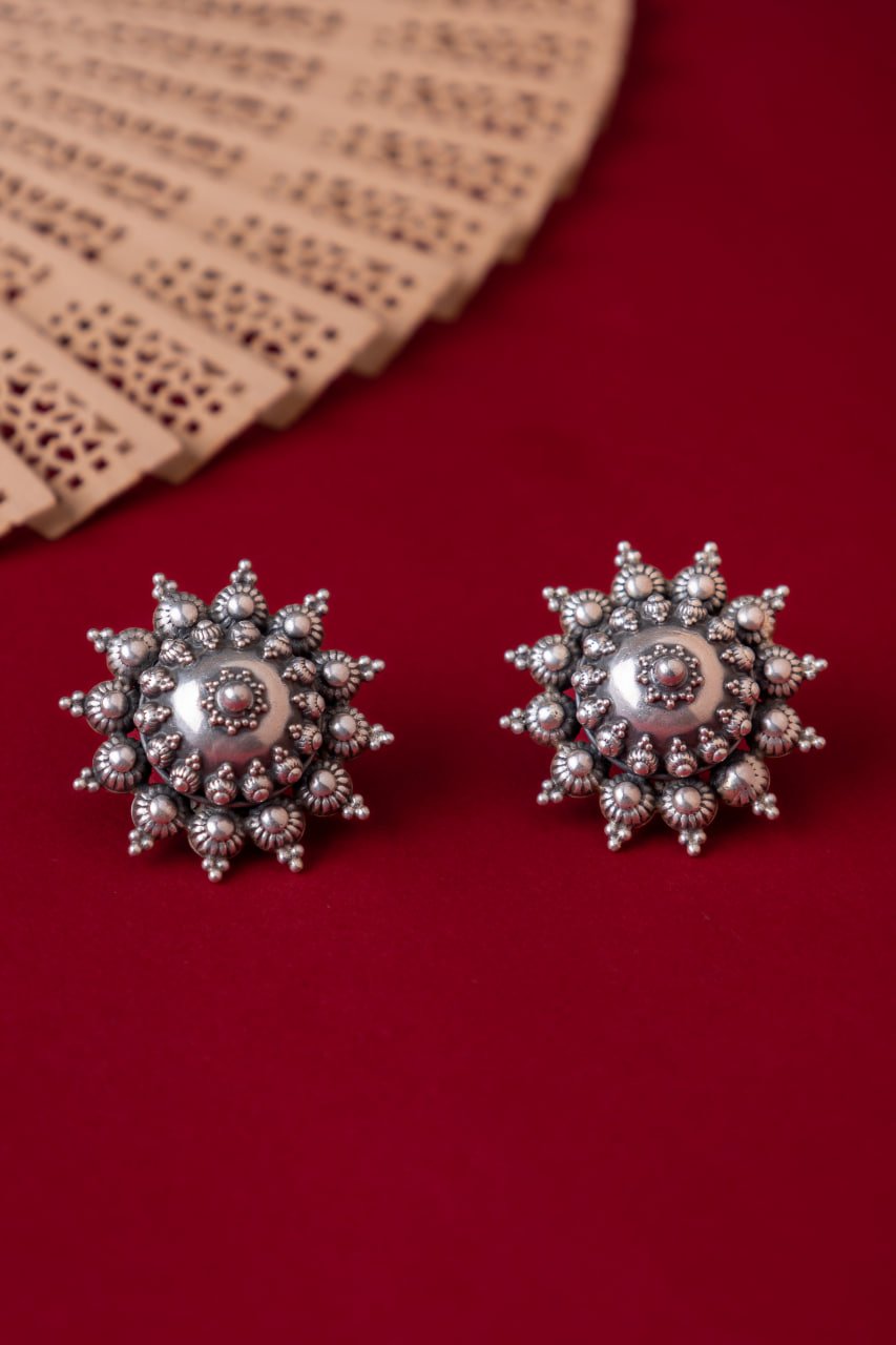 Moh Daana Detailed Embossed Classic Stud Earring
