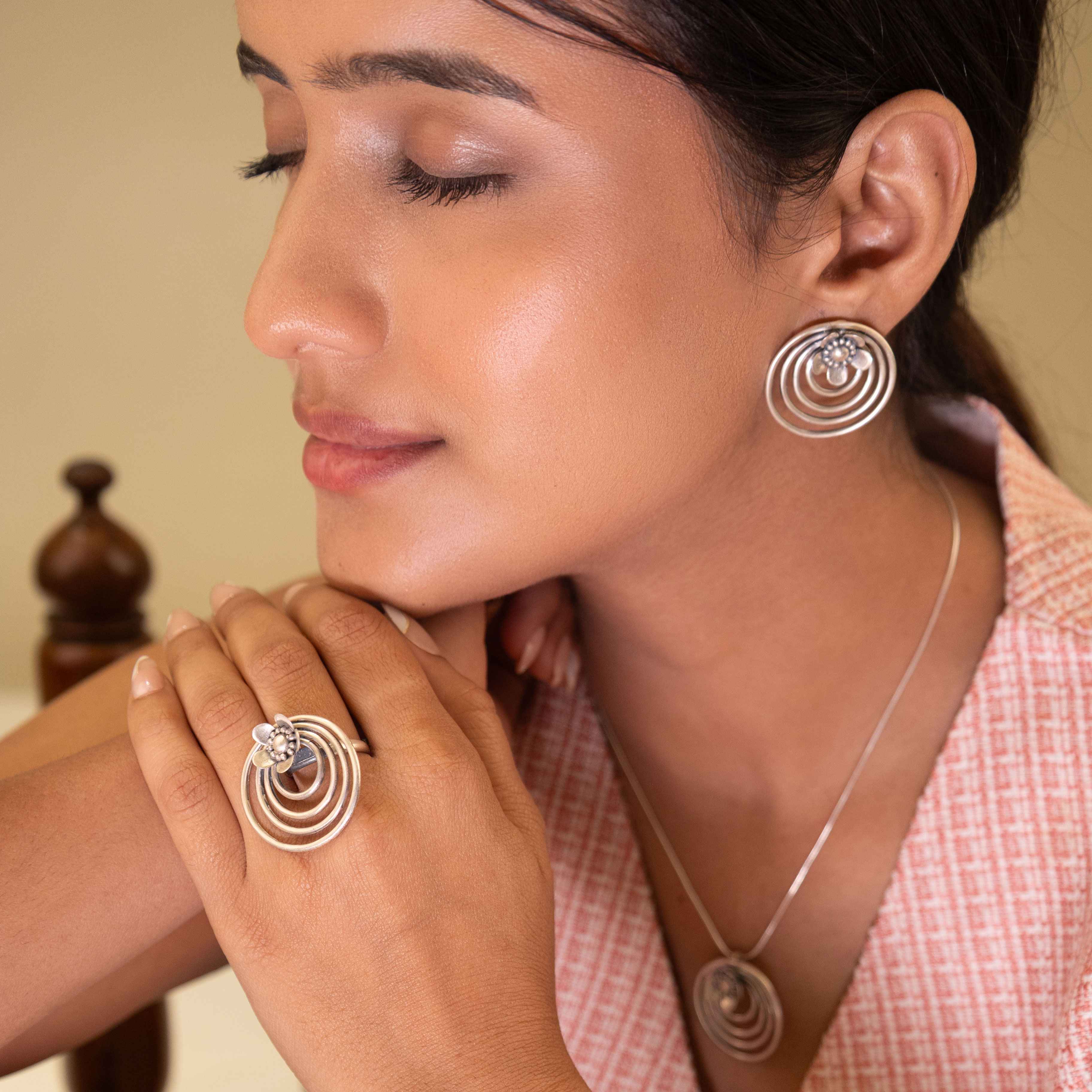 Moh Concentric Flower Embossed Necklace Earring Ring Set