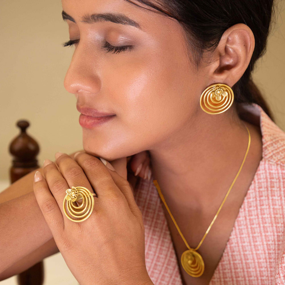 Moh Concentric Flower Embossed Necklace Earring Ring Set