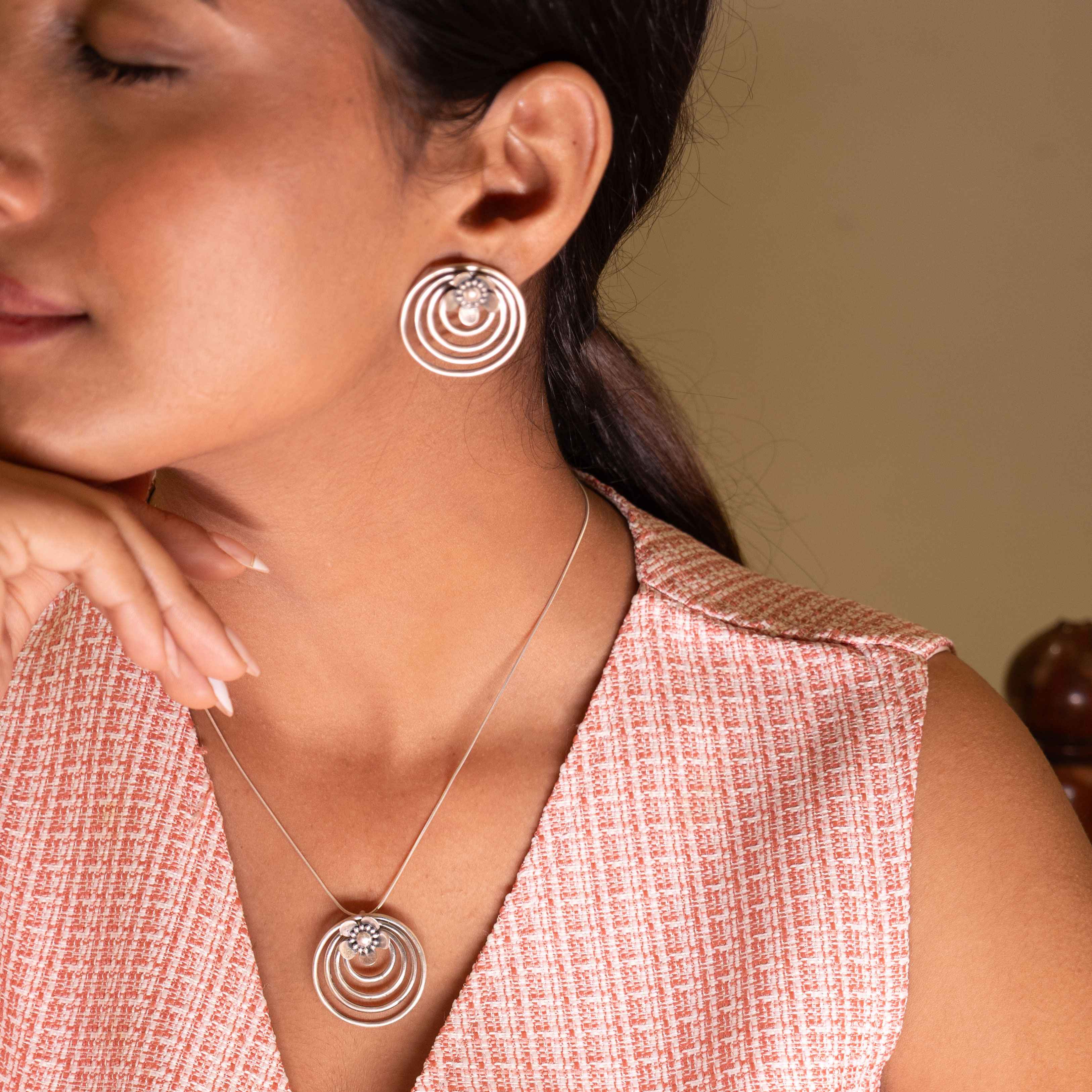 Moh Concentric Flower Embossed Necklace Set