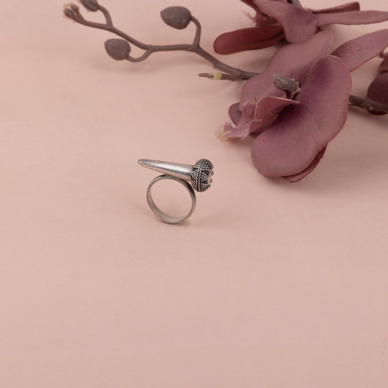 Moh Daana Detailed Motif Tapered Quirky Ring