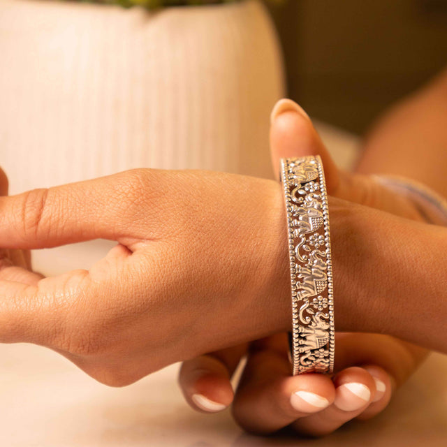 Moh Gaj Sawari Shaahi Bangle