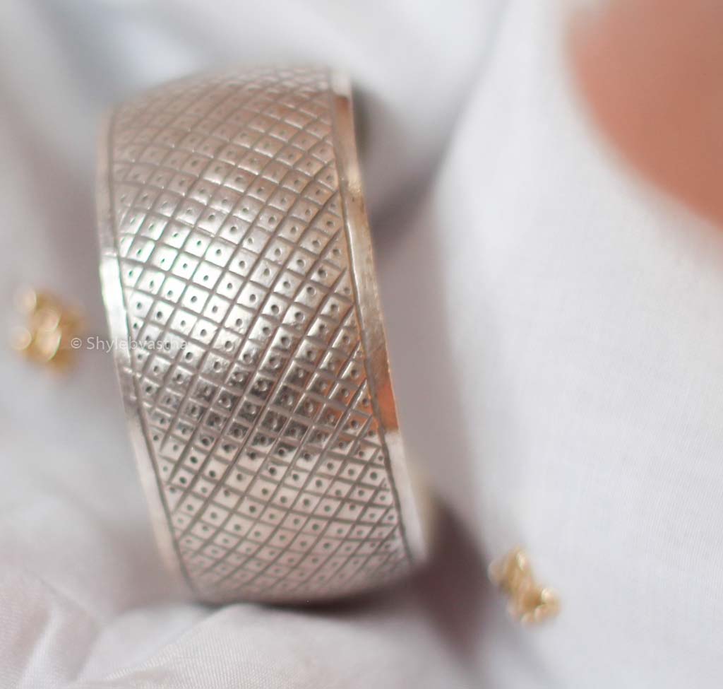 Adya Carved Elegant Kada