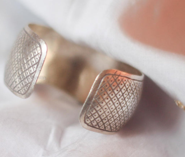 Adya Carved Elegant Kada