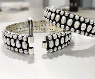 Essence Pearl Studded Classic Kada