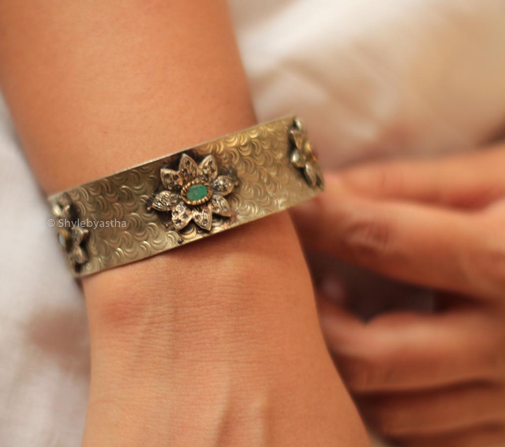 Essence Flower Embossed Kada