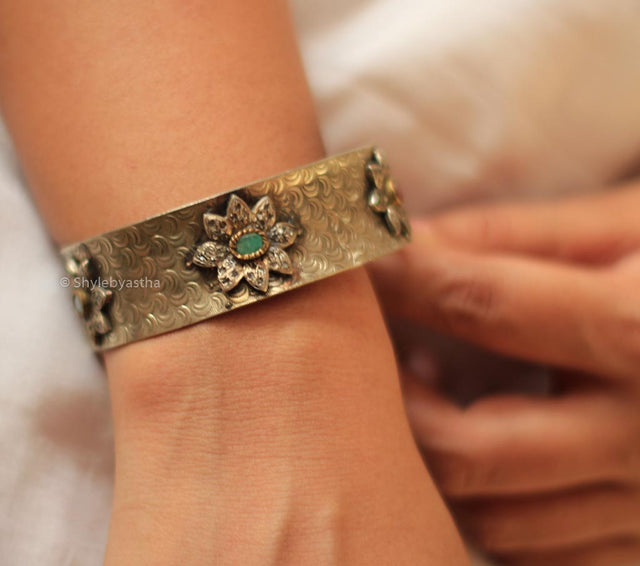 Essence Flower Embossed Kada