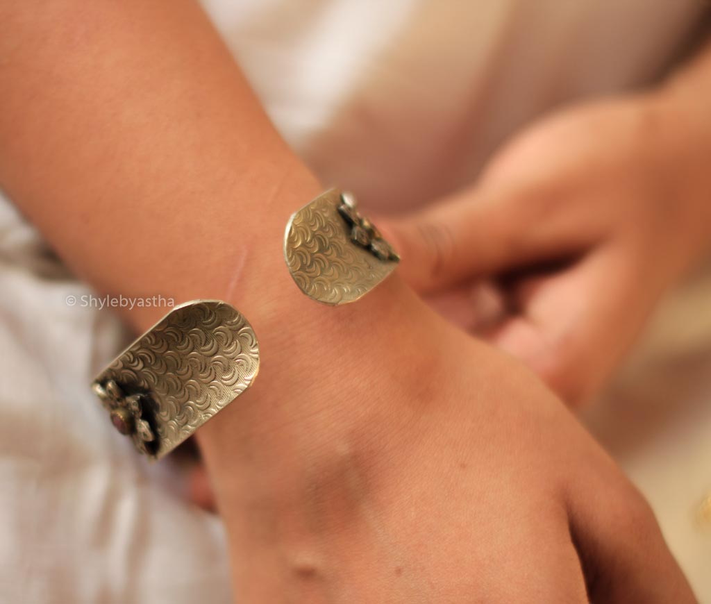 Essence Flower Embossed Kada