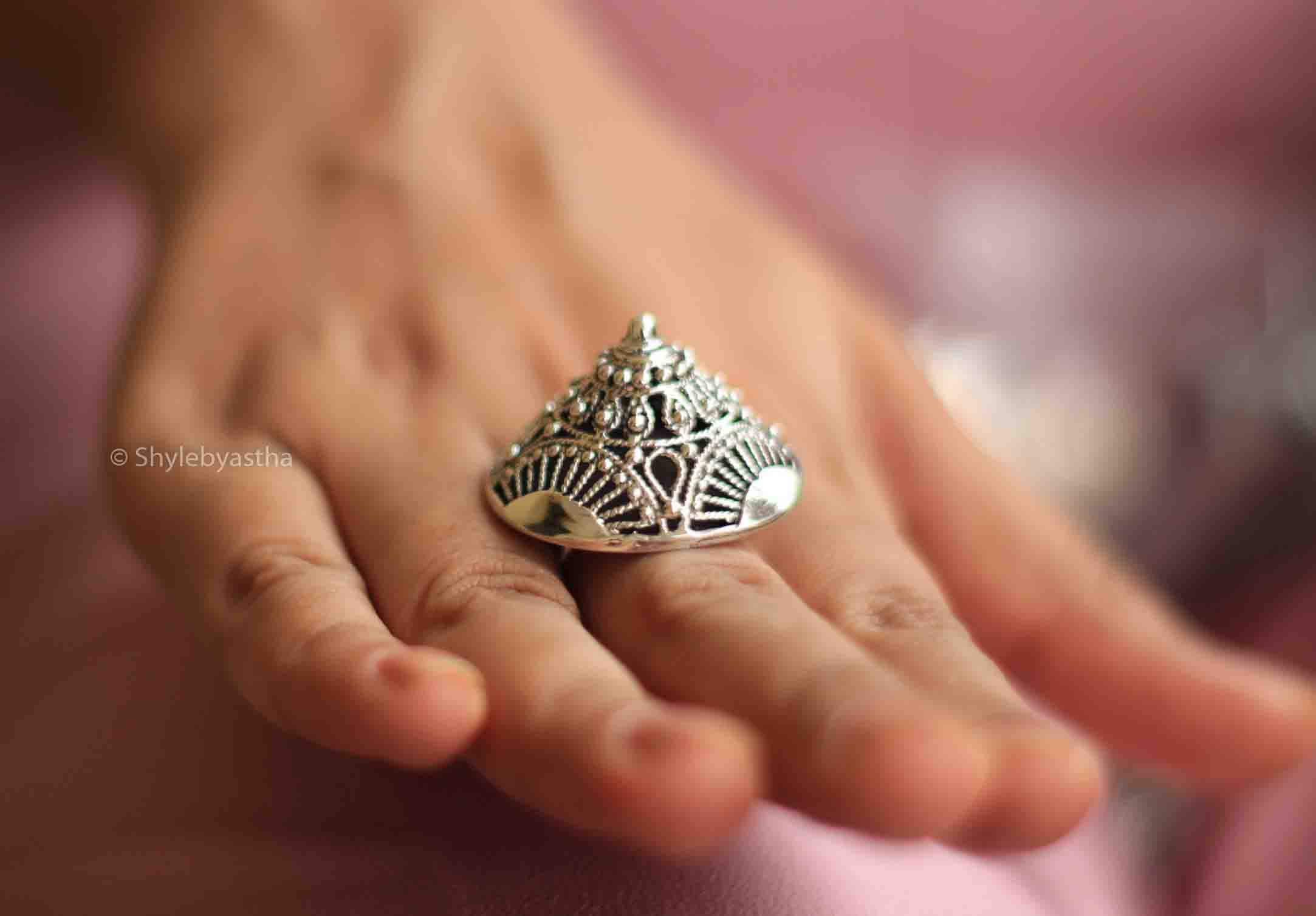 Mizoya Pyramid Embossed Daana Detailed Ring