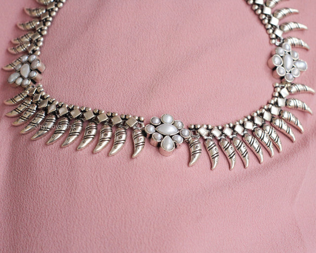 Essence Freshwater pearls spiked necklace
