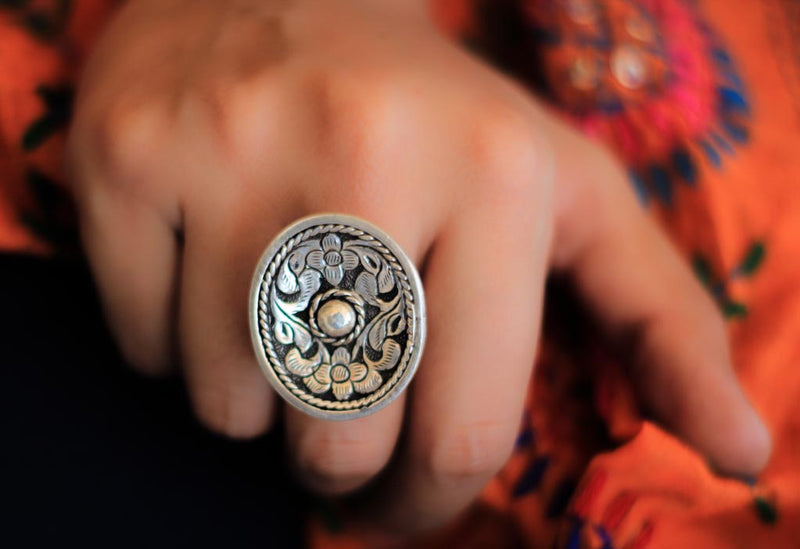 Moh Chitai Oval Flower Art Embossed Border Ring