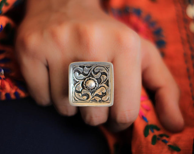 Moh Chitai Art Square Embossed Ring