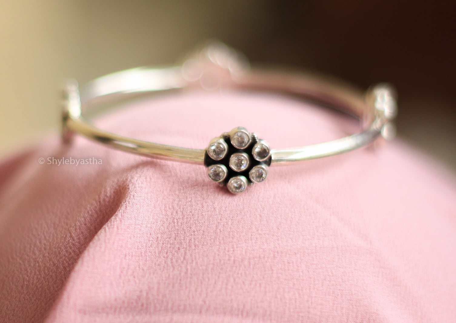 Essence Fine Bangle model