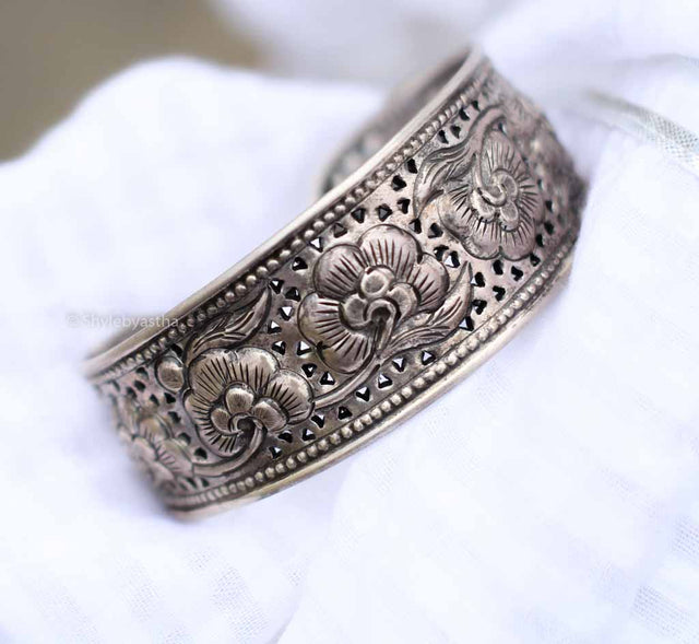 Moh Flower Art Embossed Kada