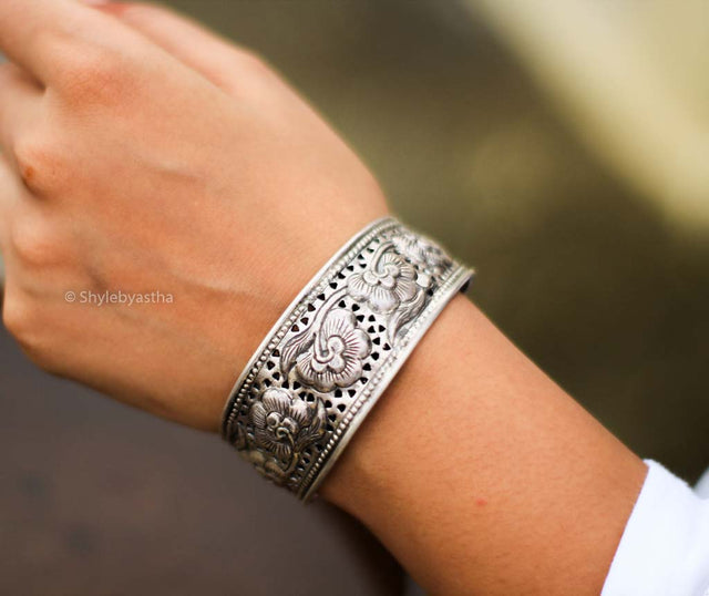 Moh Flower Art Embossed Kada
