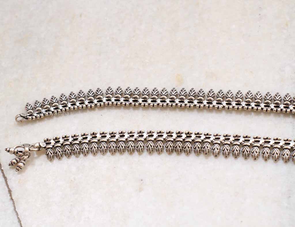 Anvaya Leaf Art Embossed Anklet