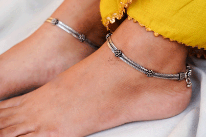 Anvaya Flower Embossed Stacked Anklet Pair