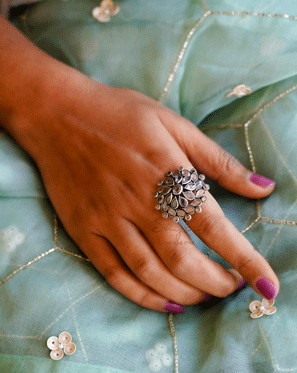 Essence Petal Cluster Scintillating Ring