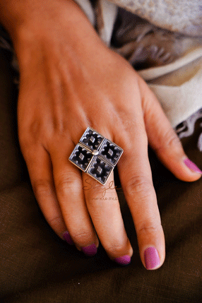 Anvaya Diamond Daana Detailed Ring